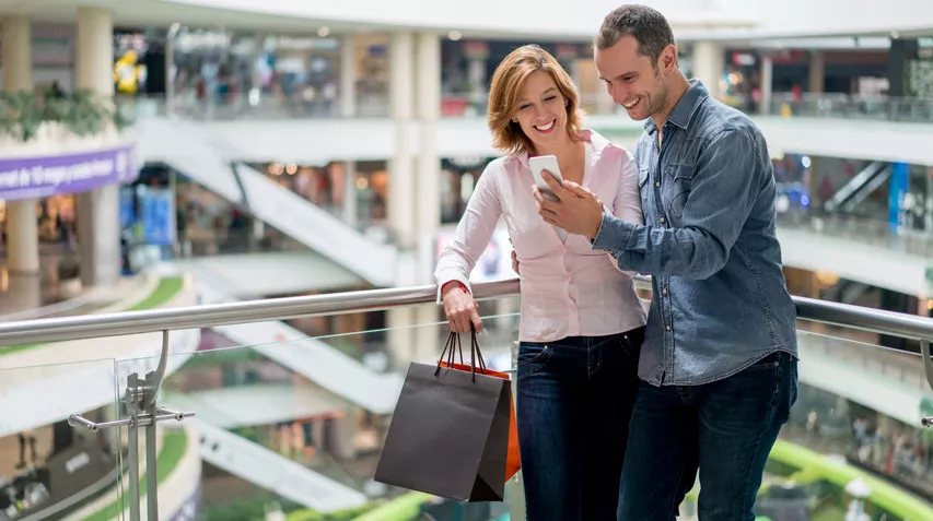 Couple_looking_at_cellphone