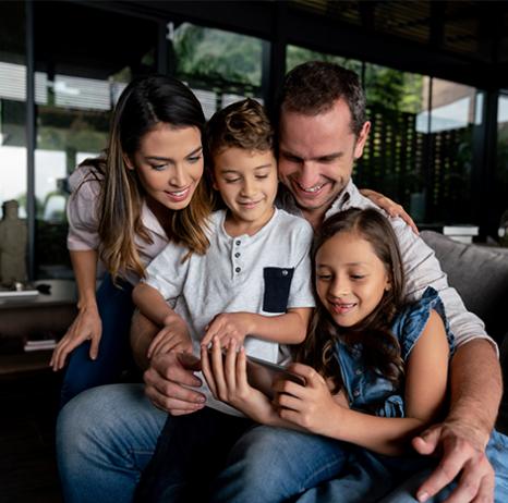 Imagen de una familia usando expres wifi